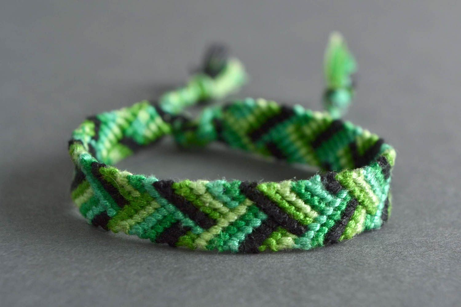 Joli bracelet vert en fils technique de macramé à motif fait main original photo 1