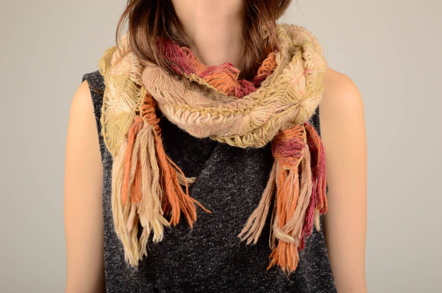 Авторский шарф ручной работы шарф на шею короткий необычный подарок светлый фото 1