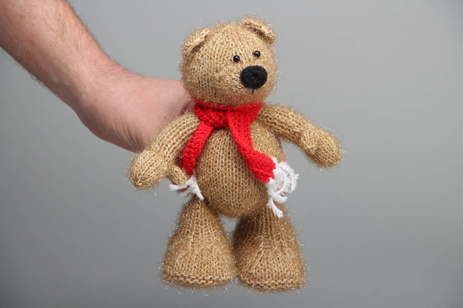 Очаровательная вязаная игрушка ручной работы в виде медвежонка фото 4
