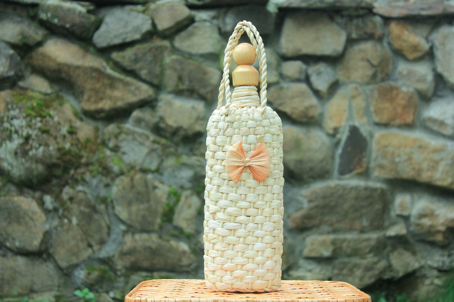 Botella artesanal envuelto en hojas de maíz foto 1