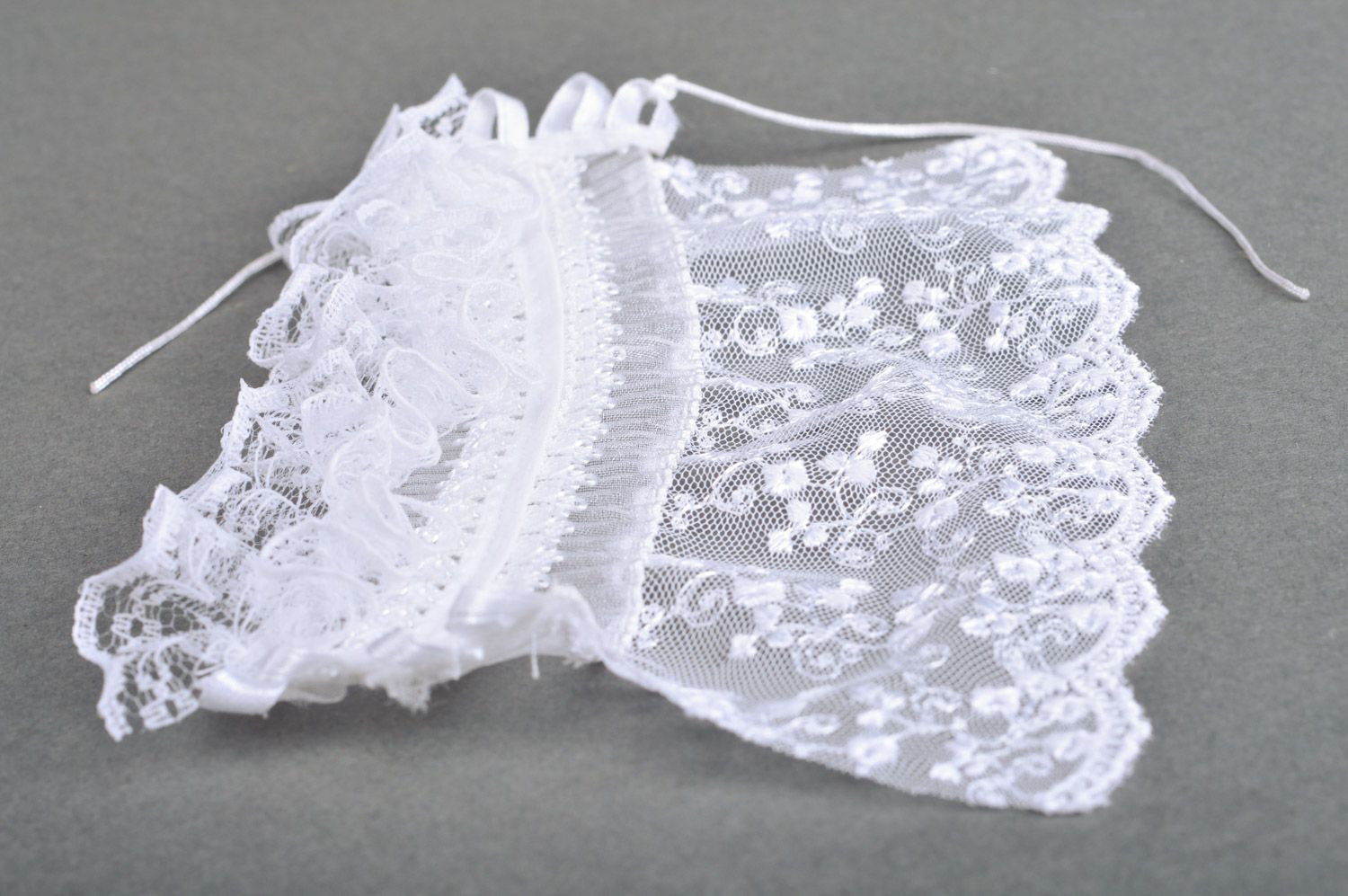 Handmade solemn short wedding gloves for bride sewn of snow white lace photo 5