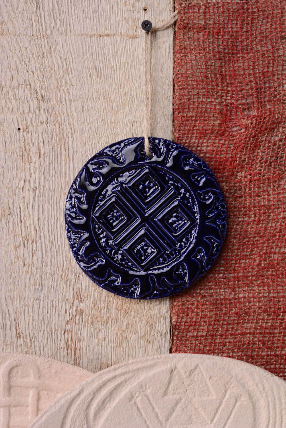 Prato talismã para o interior feito de barro e decorado com esmalte Makosh foto 3