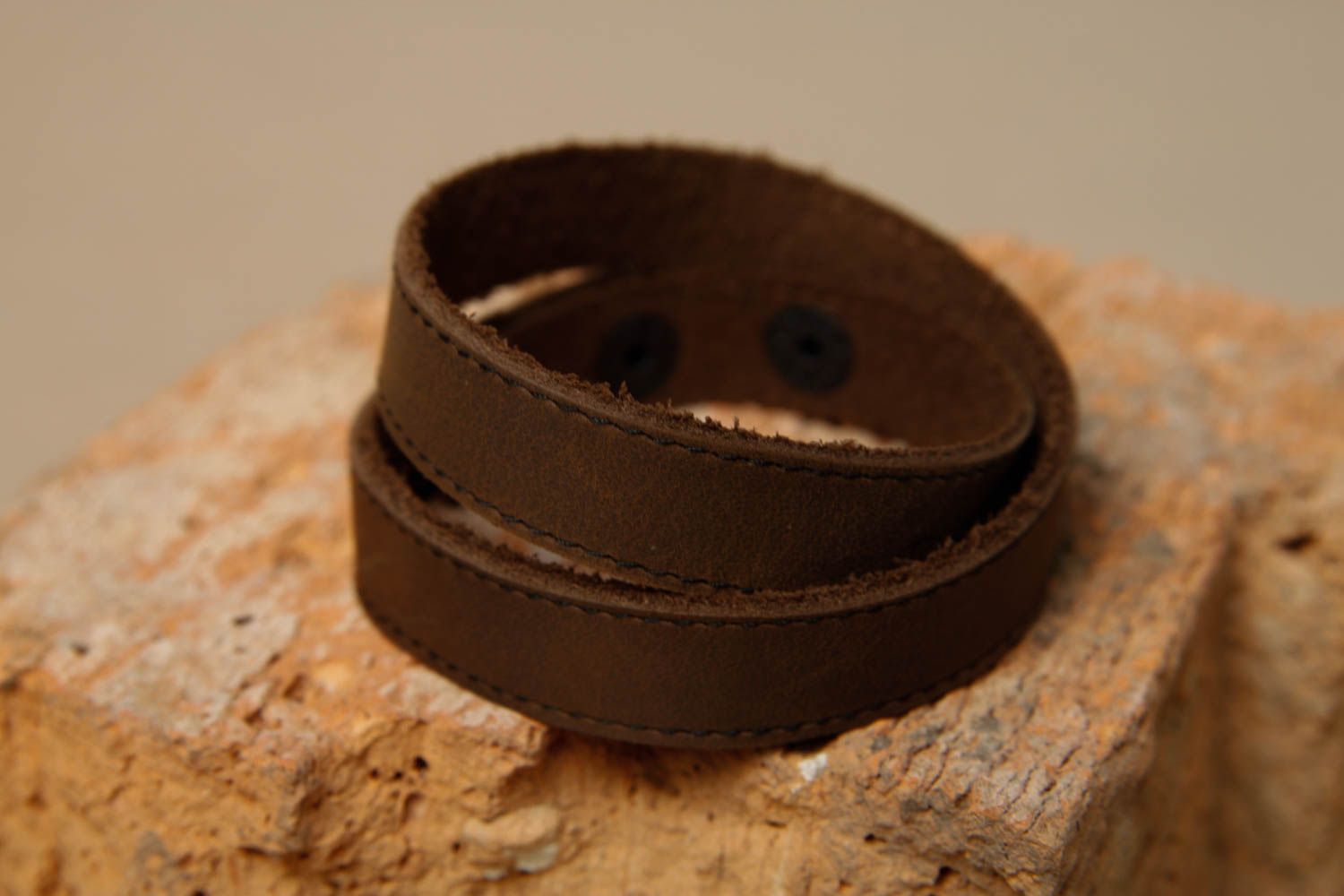 Bracelet en cuir Bijou fait main marron design simple Accessoire tendance photo 1