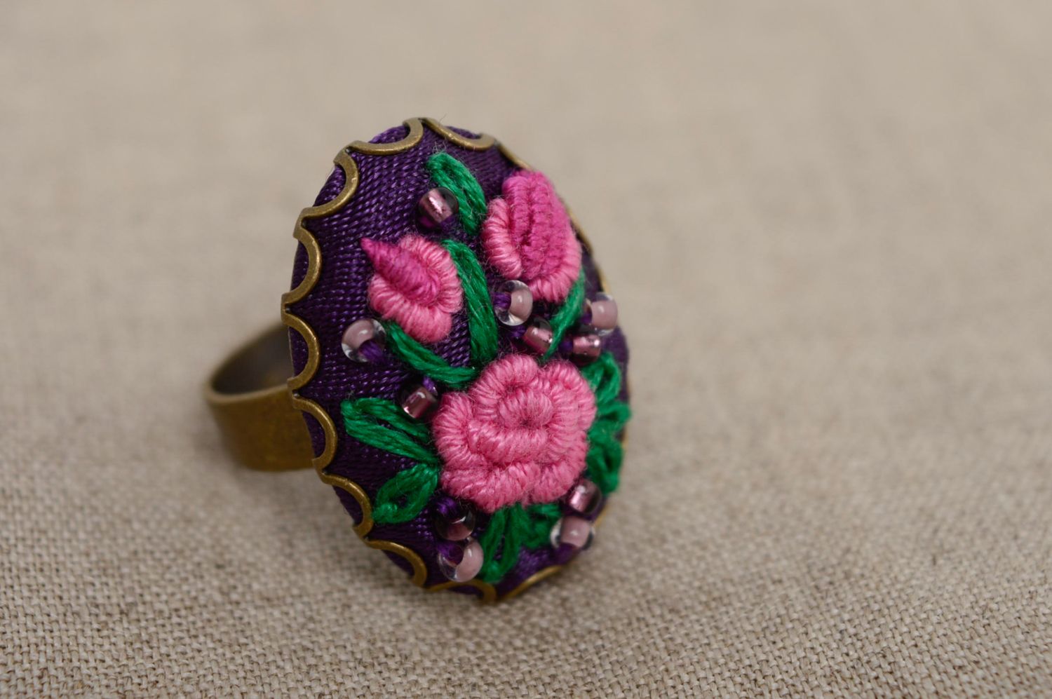 Объемное кольцо с вышивкой рококо фото 1