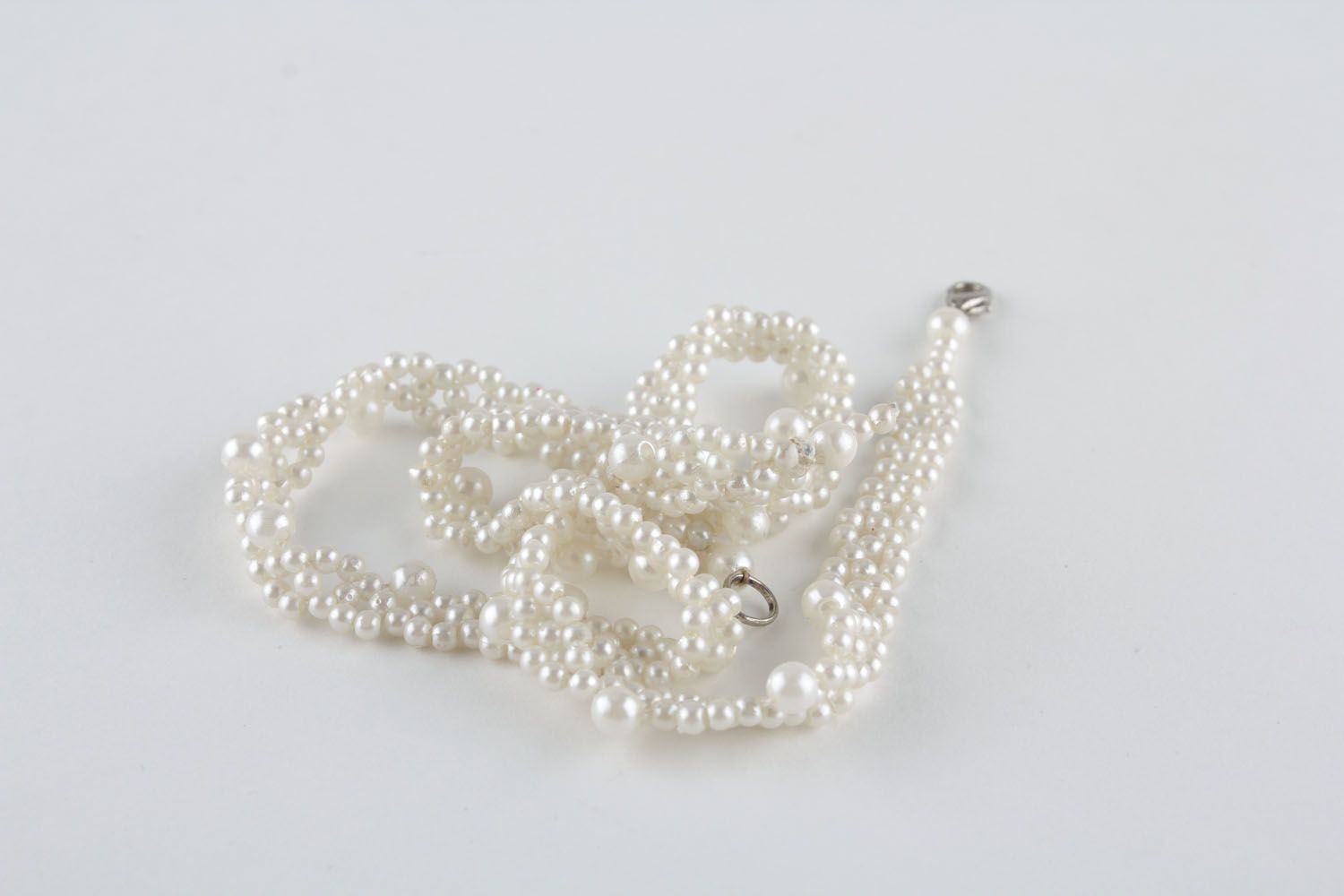 White beaded necklace photo 1