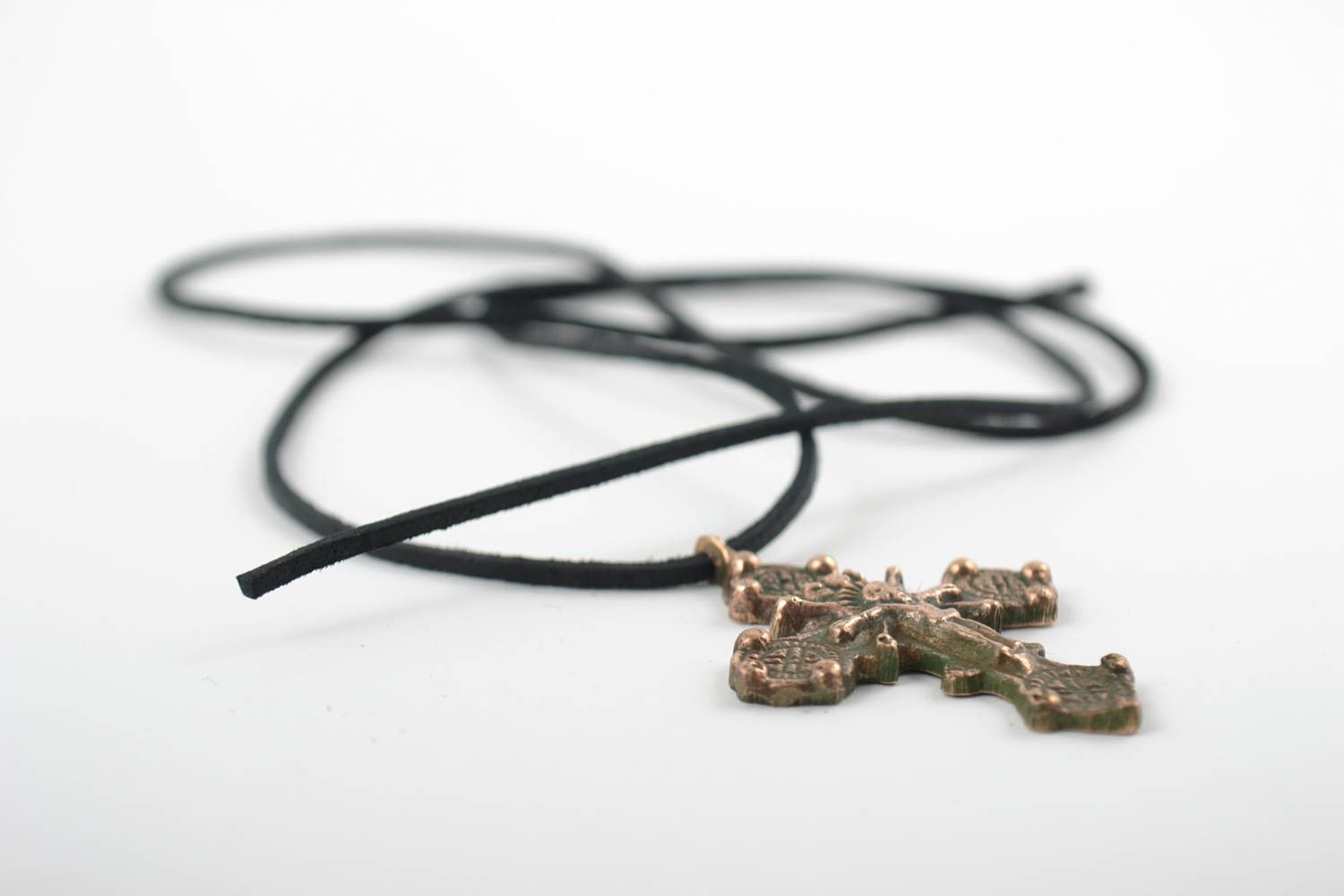 Cruz de bronce pequeño artesanal para el cuello con cordón largo  foto 5