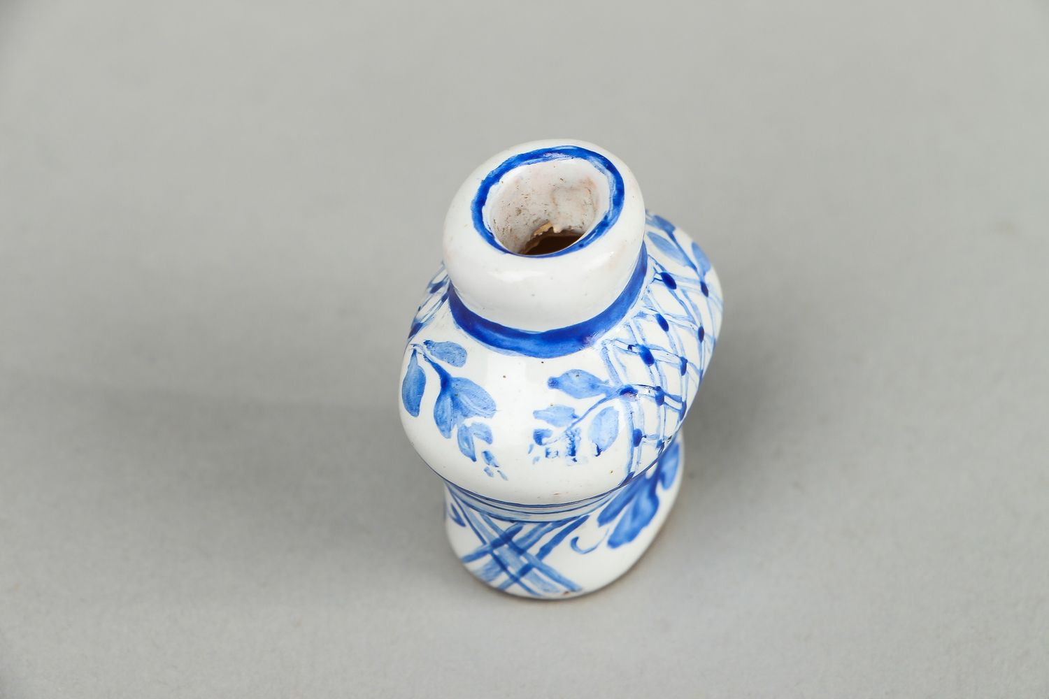 2 inches little ceramic vase in white and blue colors with floral design 0,03 lb photo 3