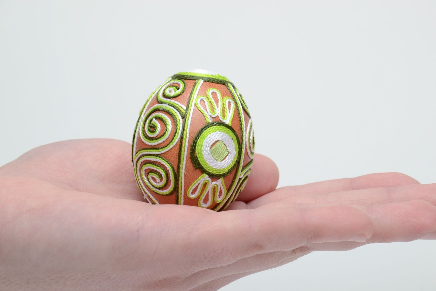 Huevo de Pascua decorado con hilos de seda  foto 5