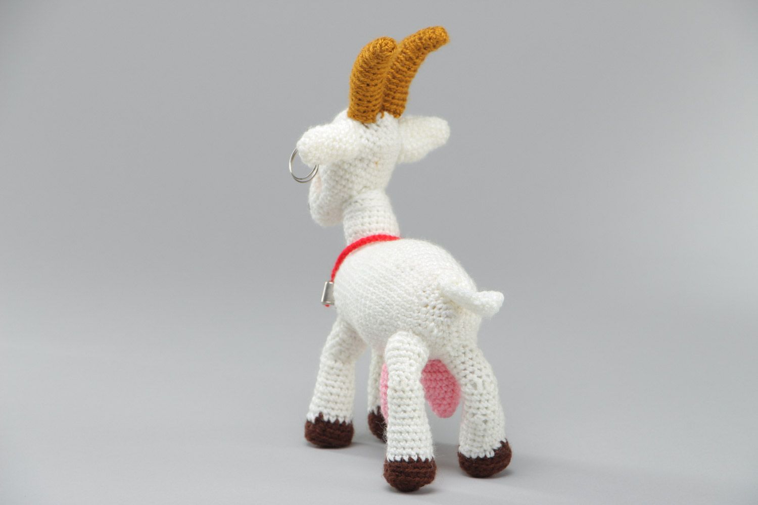 Weißes handgemachtes kuscheliges Spielzeug Ziege aus Acrylfäden gehäkelt für Kinder foto 3