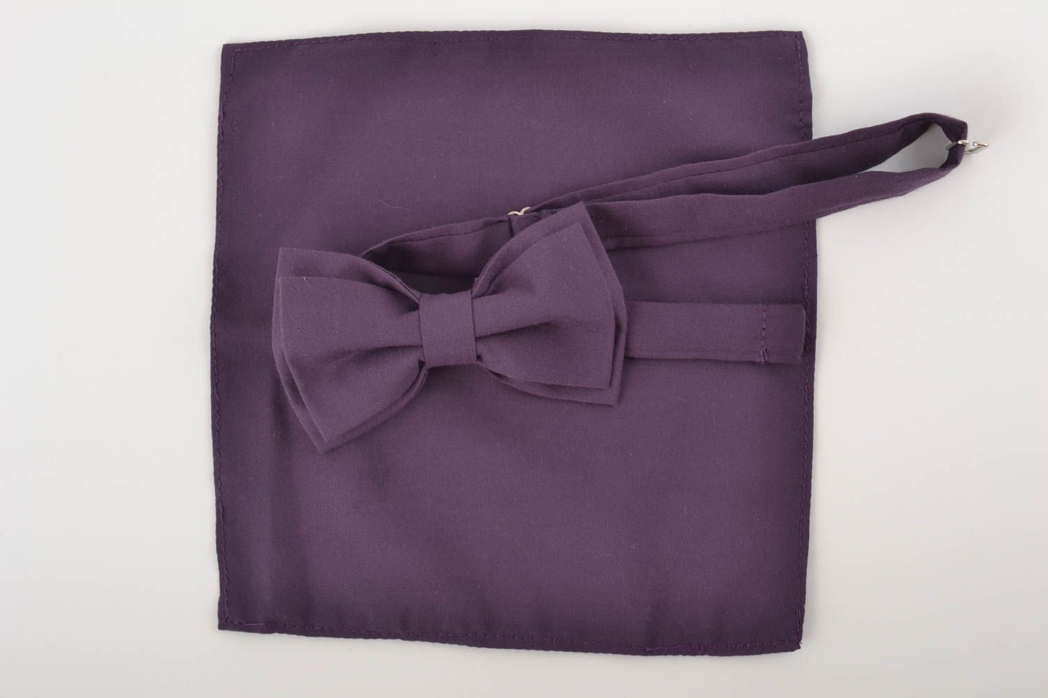 Комплект галстук бабочка и нагрудный платок из ткани ручной работы баклажановые фото 2