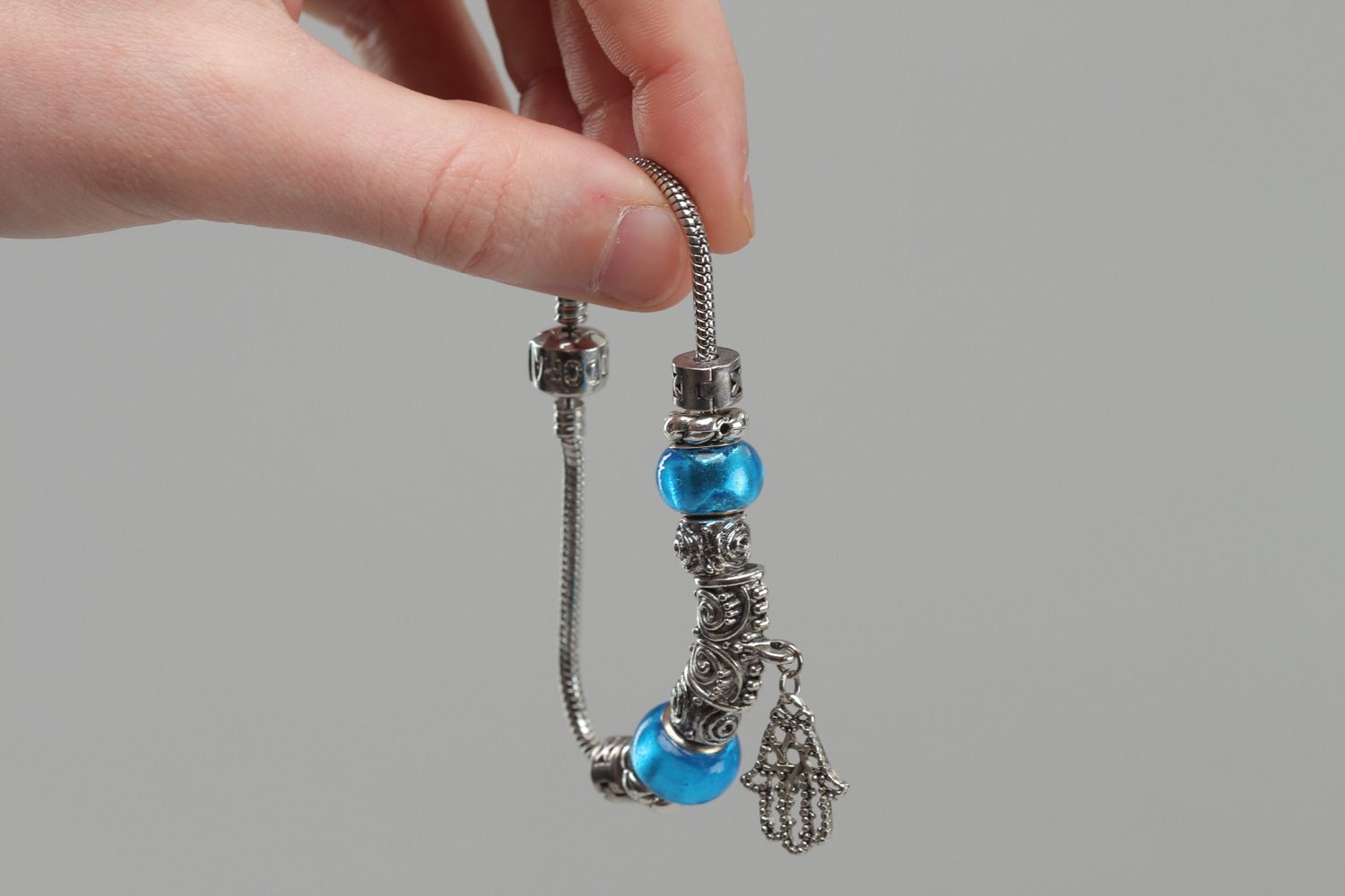 Originelles handgemachtes Armband aus Metall mit blauen Perlen Geschenk für Frauen foto 5