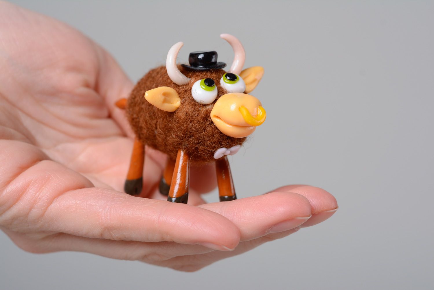 Jouet taureau en laine feutrée fait main original avec pâte polymère pour enfant photo 5