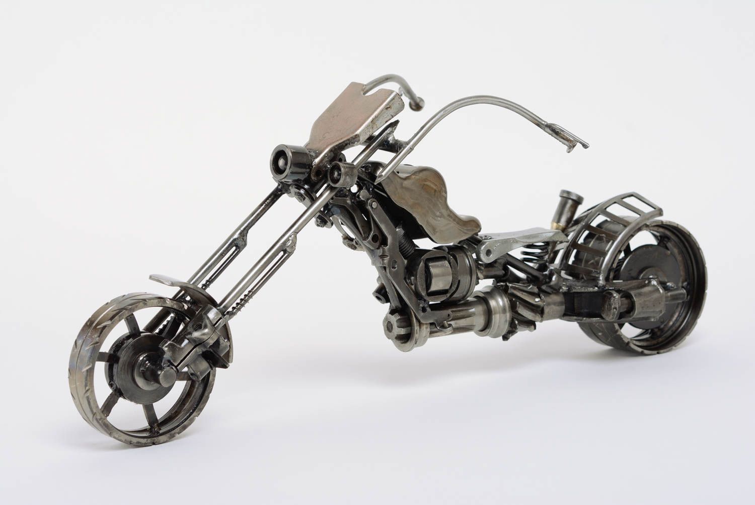 Статуэтка из металлических деталей техно-арт ручной работы в виде мотоцикла фото 1
