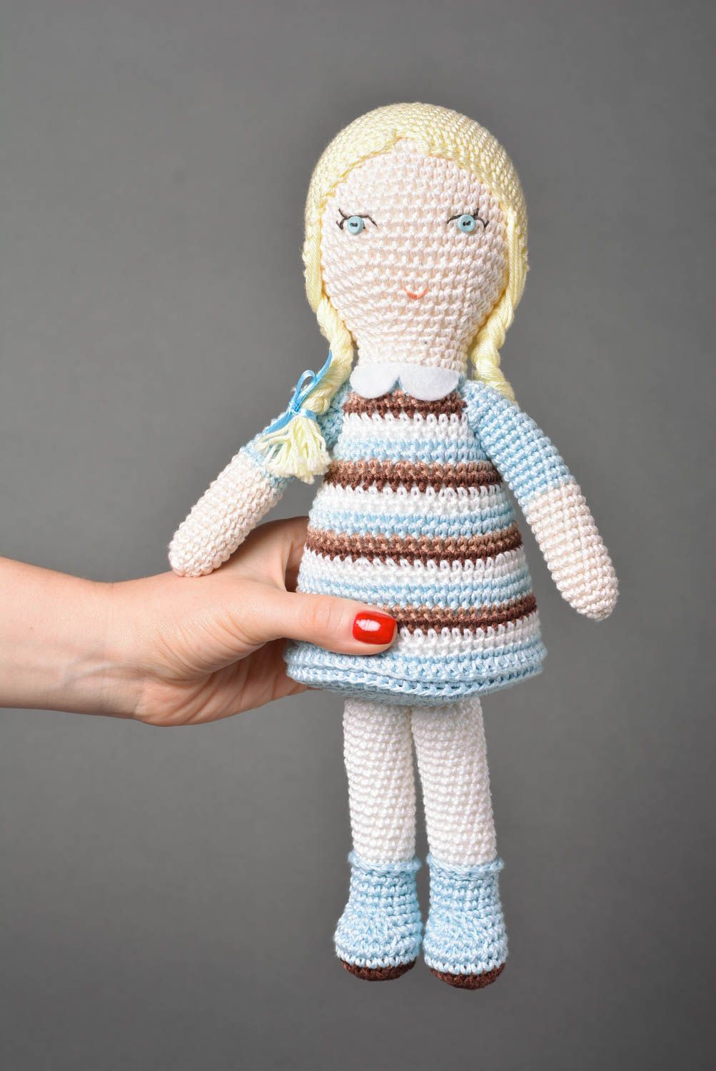 Handmade Designer Puppe Stoff Spielzeug gehäkelte Puppe Mädchen im blauen Kleid foto 3