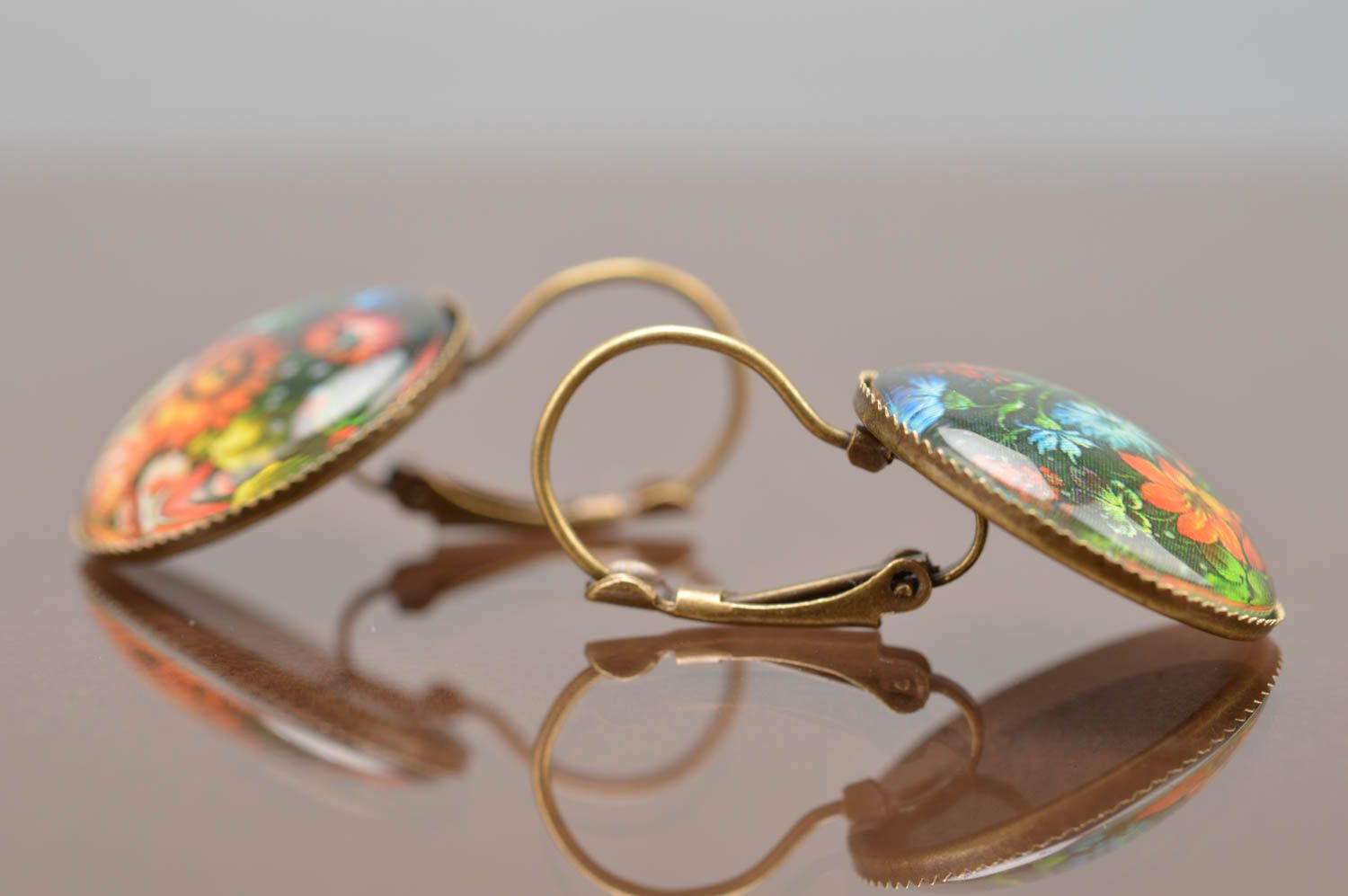Runde Ohrringe aus Metall bemalt künstlerisch schön handgeschaffen für Damen  foto 3