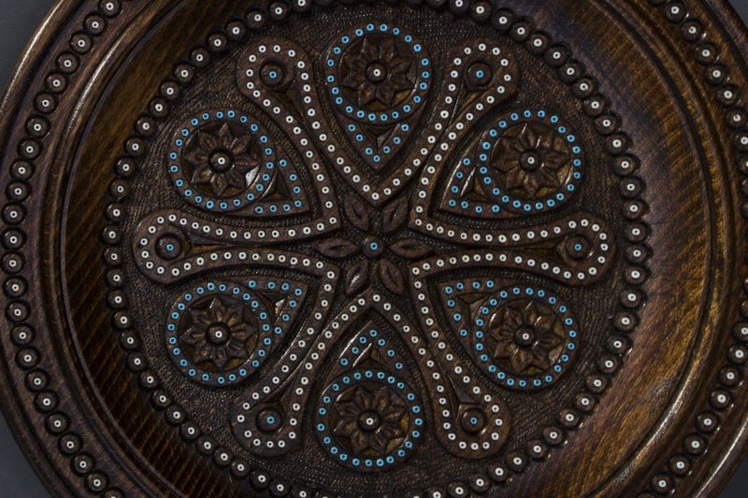 Wooden plate inlaid with beads photo 3