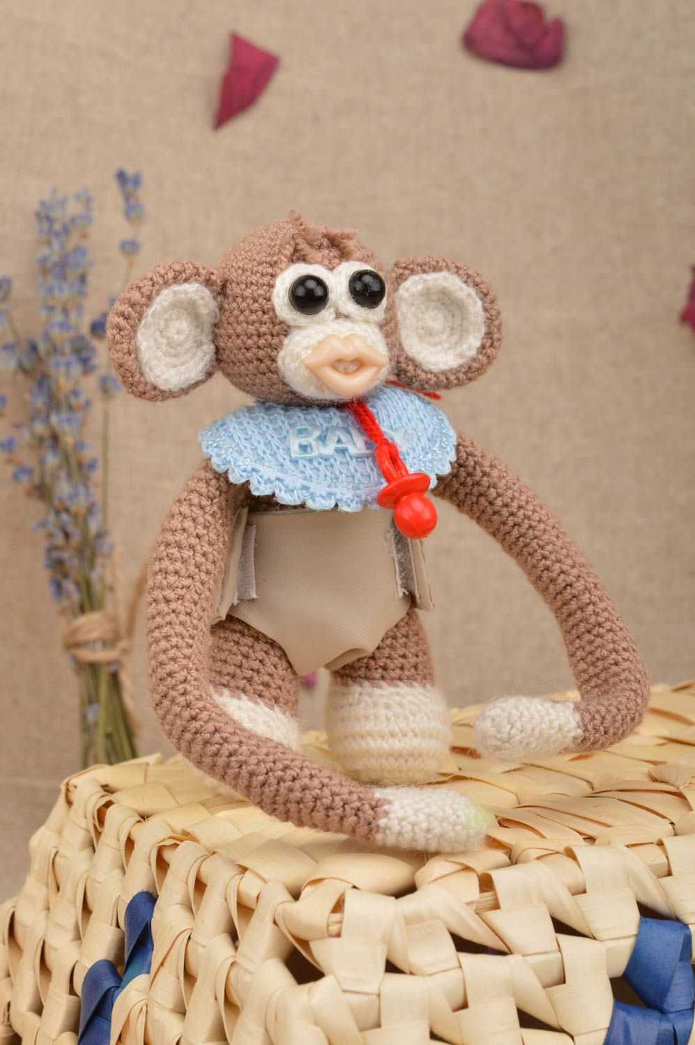 Peluche singe marron tricotée de fils acryliques originale décorative faite main photo 1