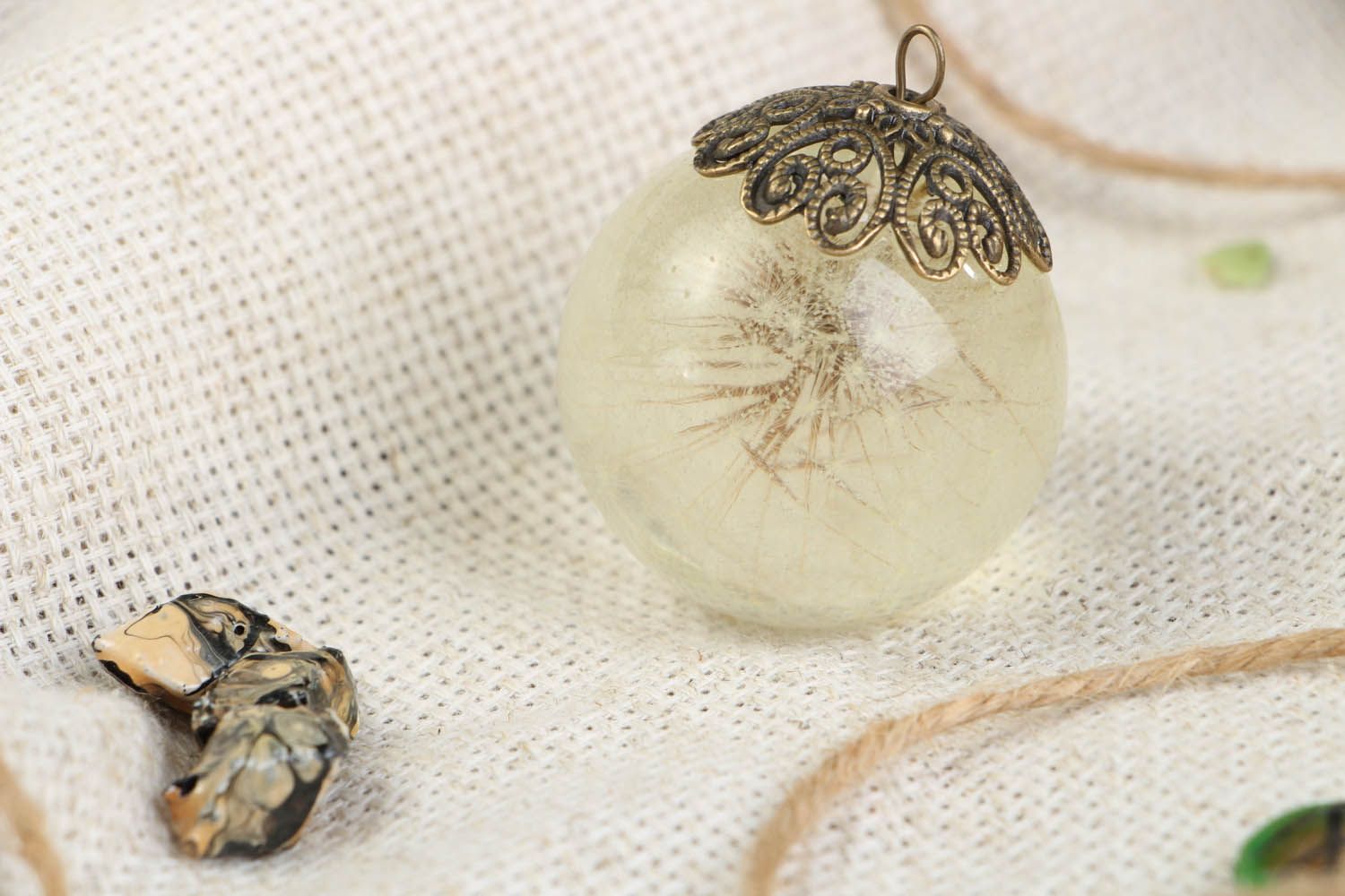Neck pendant with a dandelion photo 1