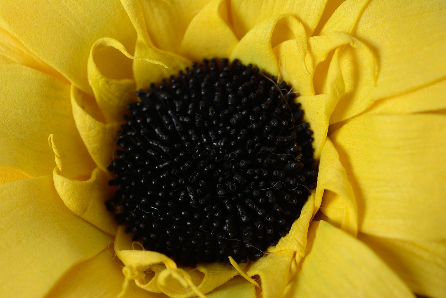 Gelbe Haarspange aus Wildleder in Form von Sonnenblume modisch hell Handarbeit foto 4