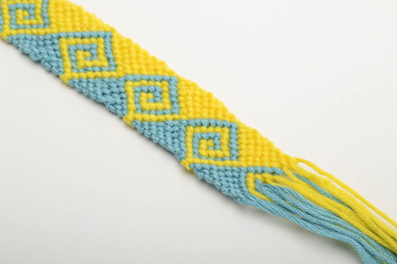Широкий плетеный браслет из ниток мулине желто-голубой ручной работы на завязках фото 2