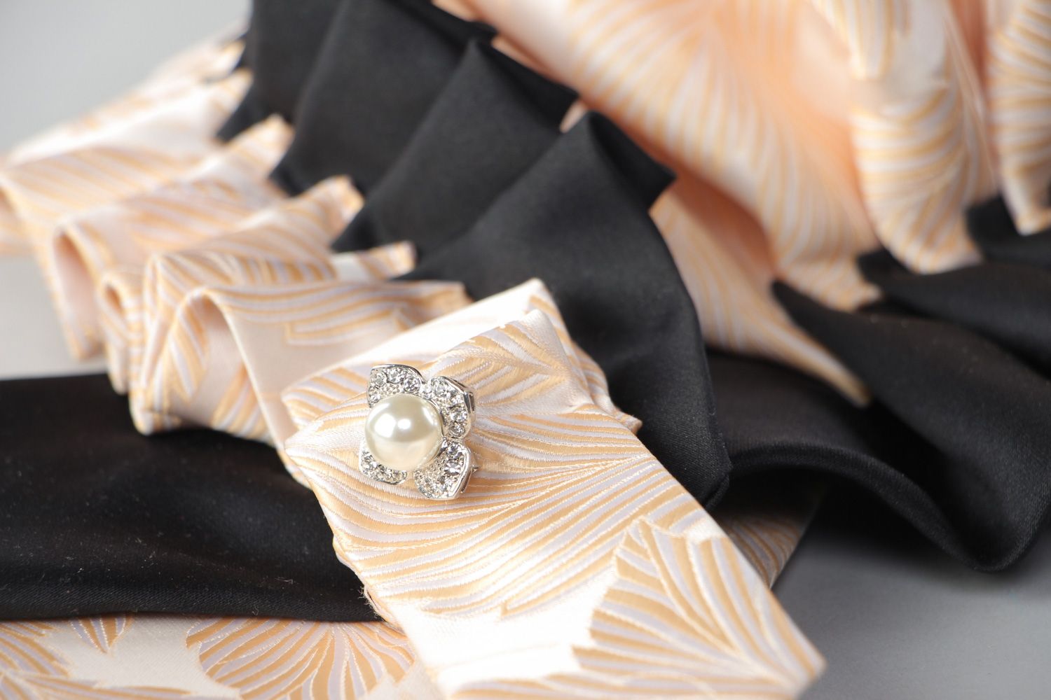 Handmade Collier aus Stoff kontrastiv aus männlichen Krawatten in Form vom Kragen foto 4