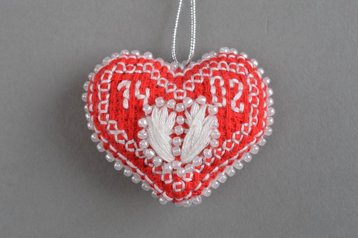 Porte-clefs en forme de coeur en canevas avec broderie fait main rouge photo 2