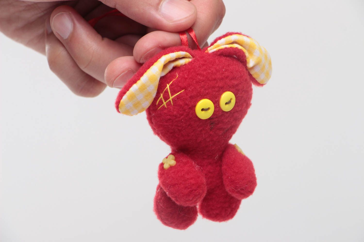 Мягкая игрушка ручной работы зайка красный маленький с петелькой для декора фото 5