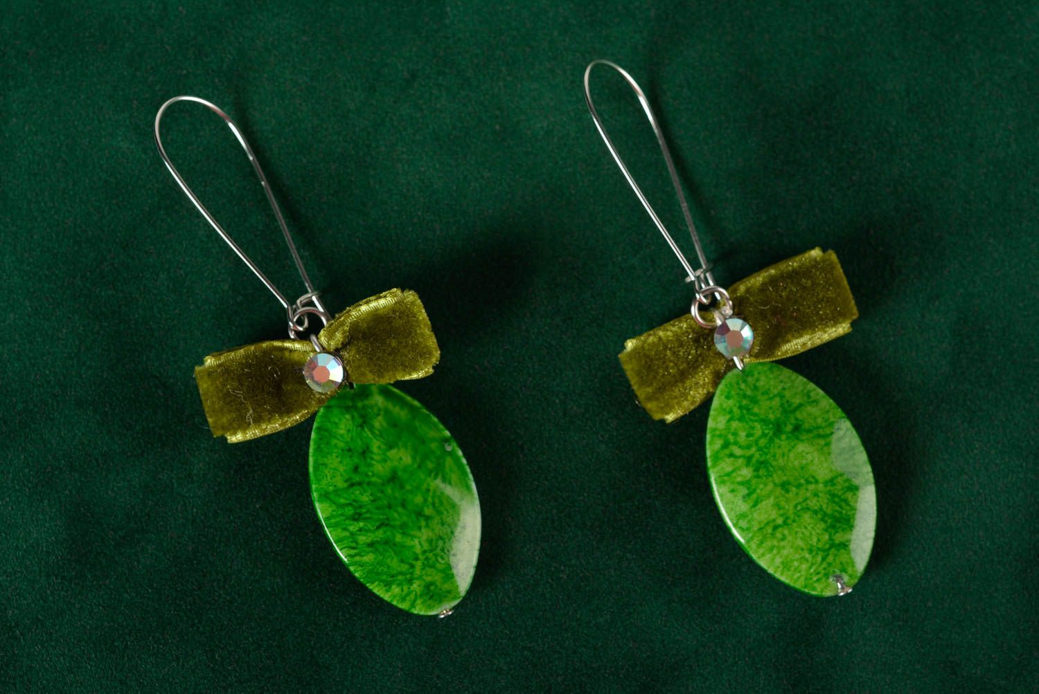 Boucles d'oreilles pendantes Bijou fait main vertes avec nœuds Cadeau pour femme photo 1