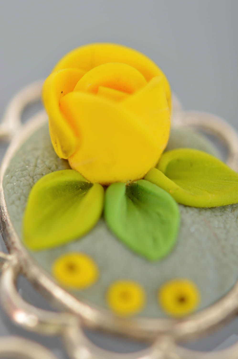 Небольшие серьги с цветами из полимерной глины желтые ручной работы на крючках фото 4