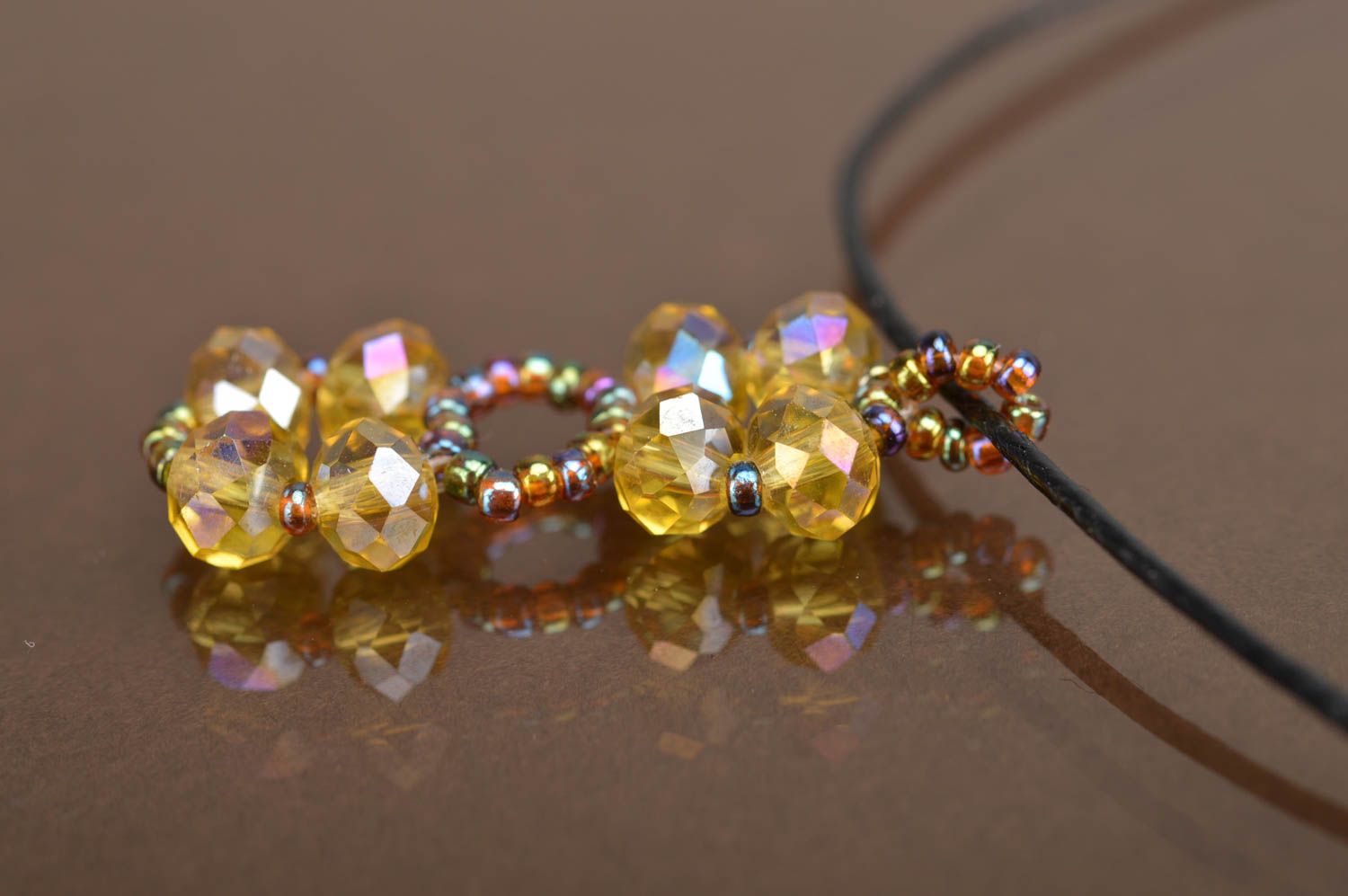 Petit pendentif en perles de rocaille jaune fait main avec cordon pour femme photo 5