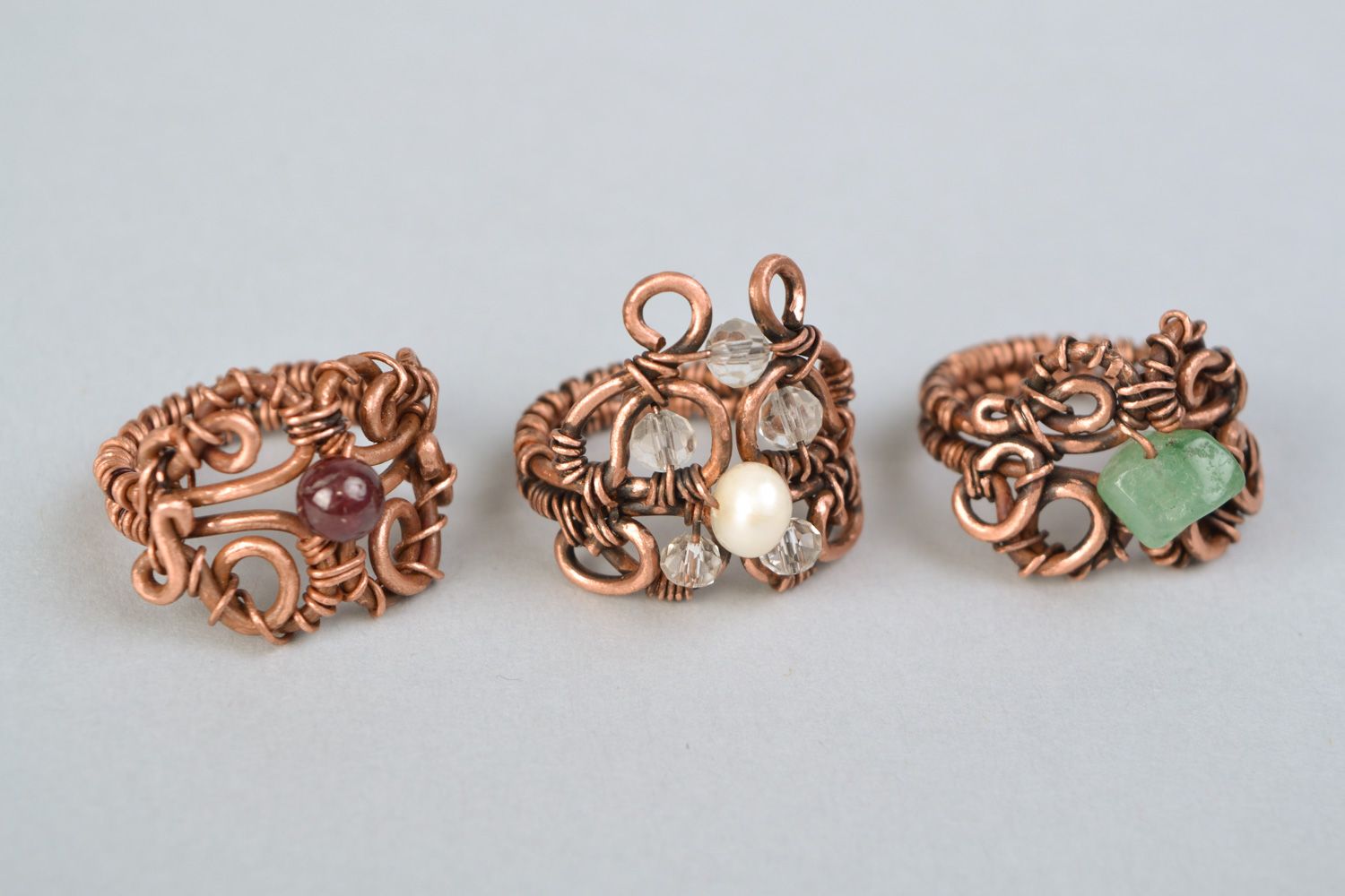 Conjunto de anillos hechos a mano de cobre en técnica de alambrismo con piedras foto 3