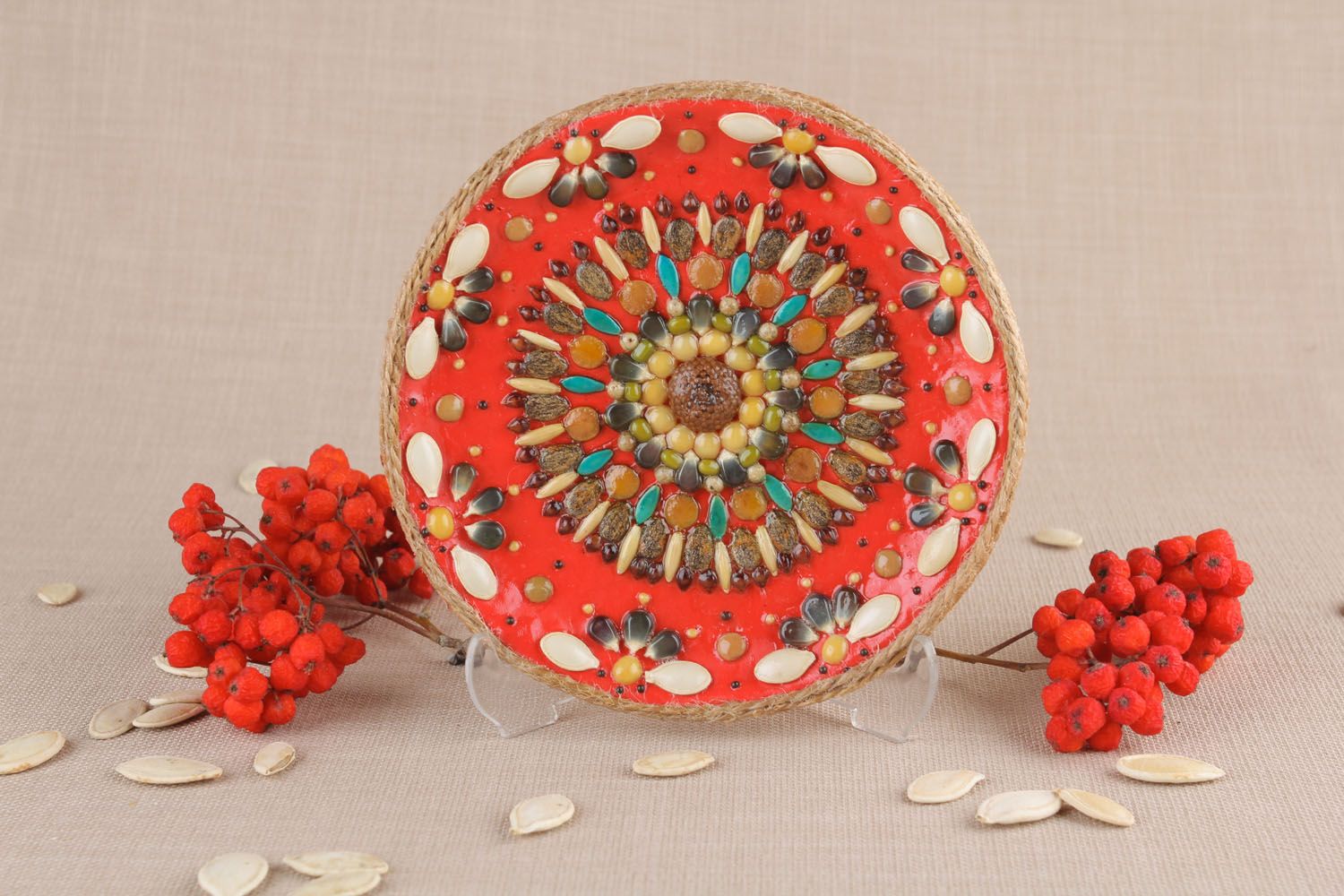 Тарелка декорированная семенами фото 1