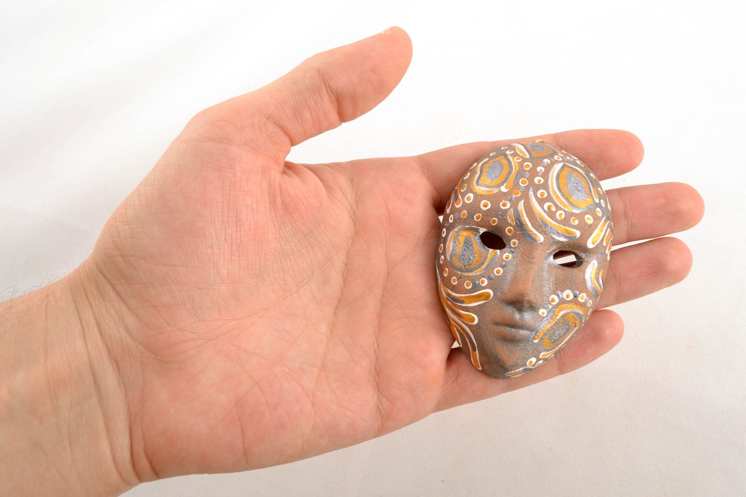 Masque décoratif d'argile avec peinture fait main photo 1