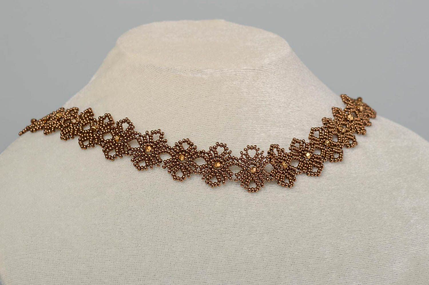 Колье из бисера украшение ручной работы ожерелье из бисера ажурное коричневое фото 2