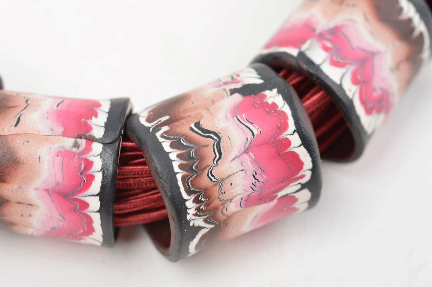 Collier en pâte polymère et cordons textiles fait main rose rouge volumineux photo 5