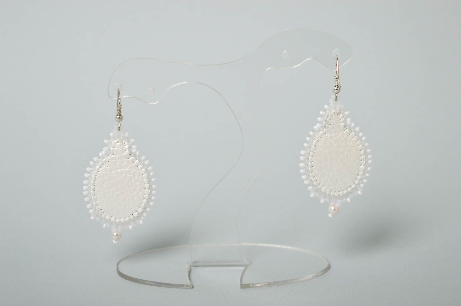 Damen Ohrringe handgefertigt Designer Schmuck Accessoires für Frauen in Weiß foto 5