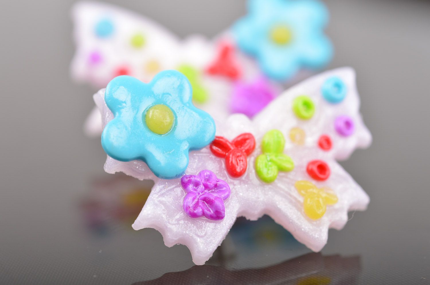 Серьги бабочки из полимерной глины гвоздики разноцветные яркие ручной работы фото 5