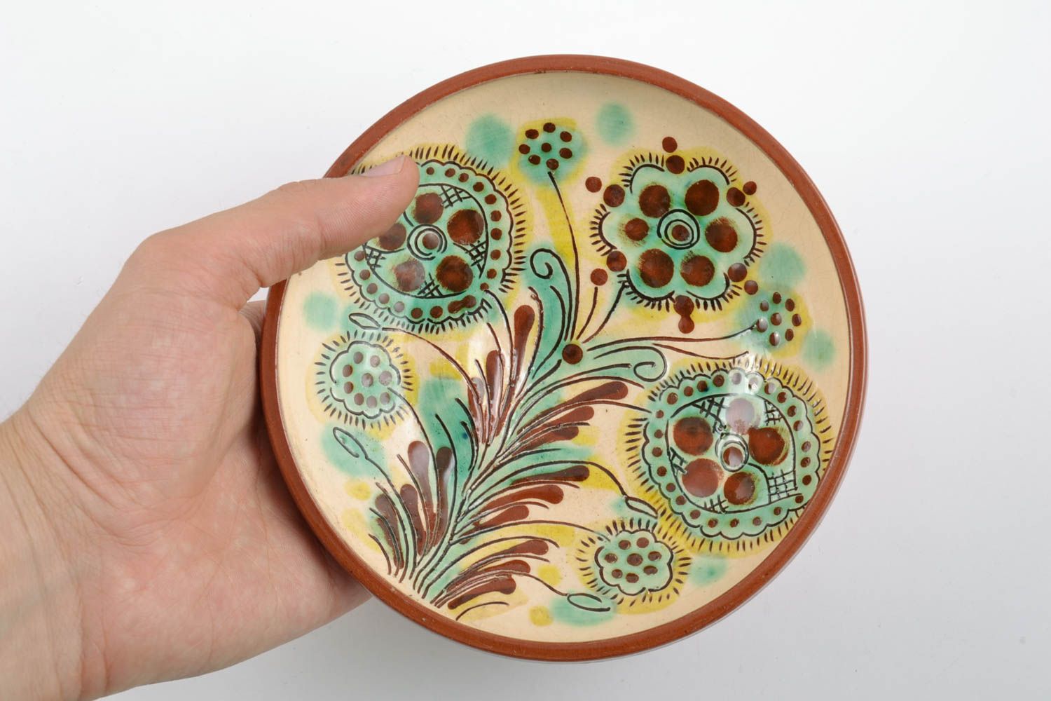 Глиняная тарелка расписанная глазурью ручной работы красивая с узором на стену фото 2