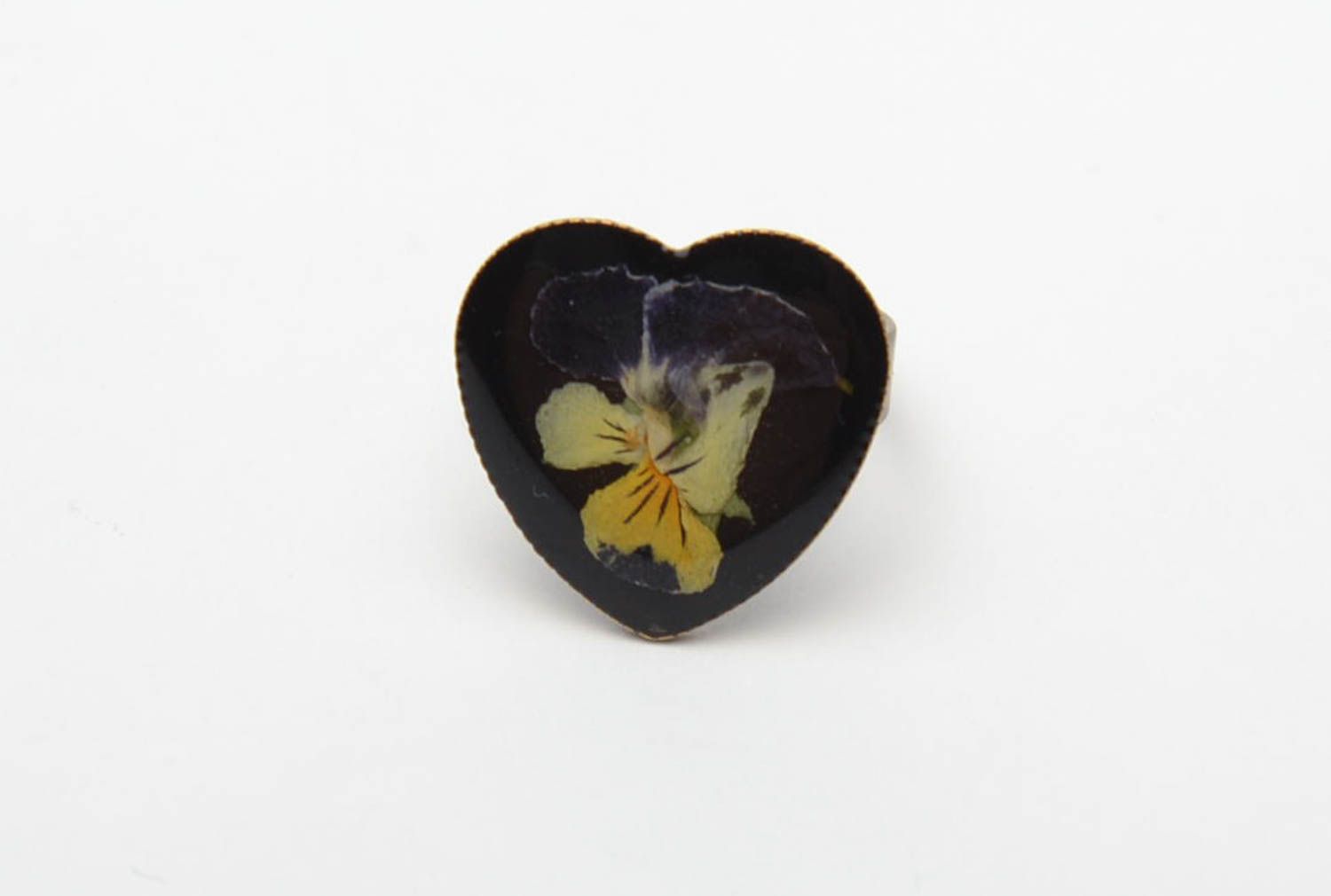 Кольцо в форме сердца с живыми цветами фото 5