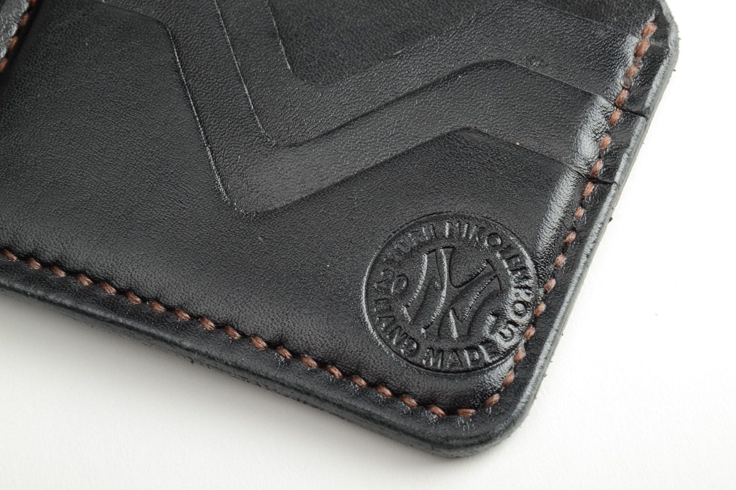 Handmade stylish genuine leather wallet of black color with embossing for men photo 4