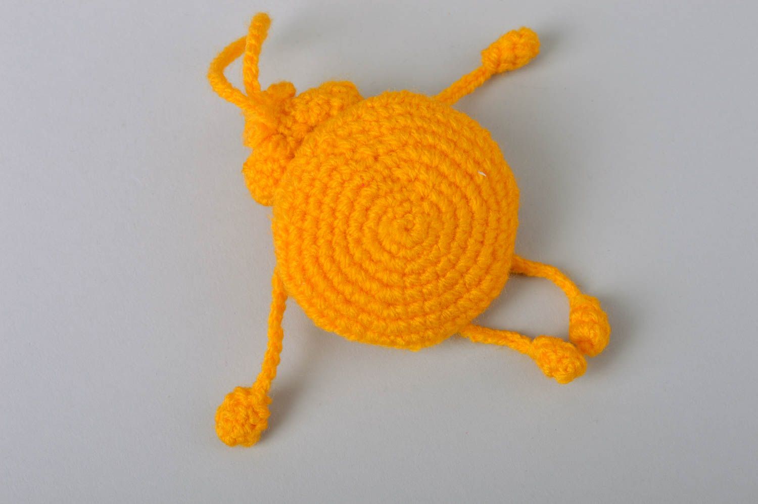 Jouet à suspendre petit Mouton joyeux jaune tricoté au crochet fait main photo 5