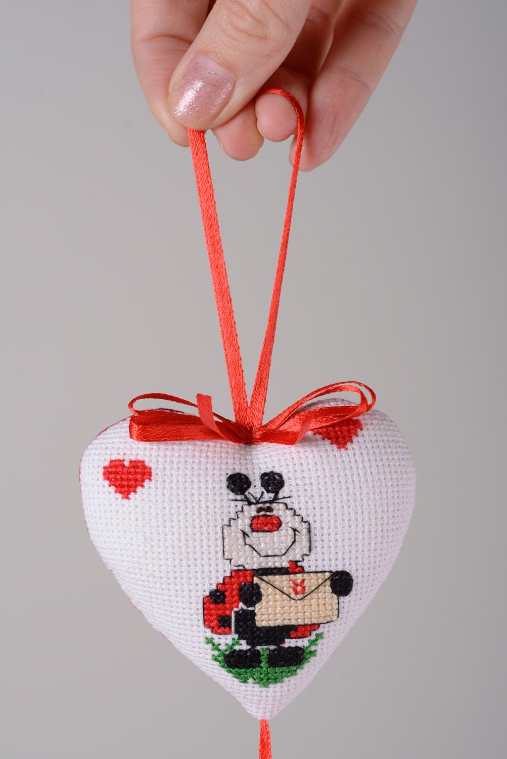 Suspension décorative cœur blanc avec broderie faite main avec ruban rouge photo 2