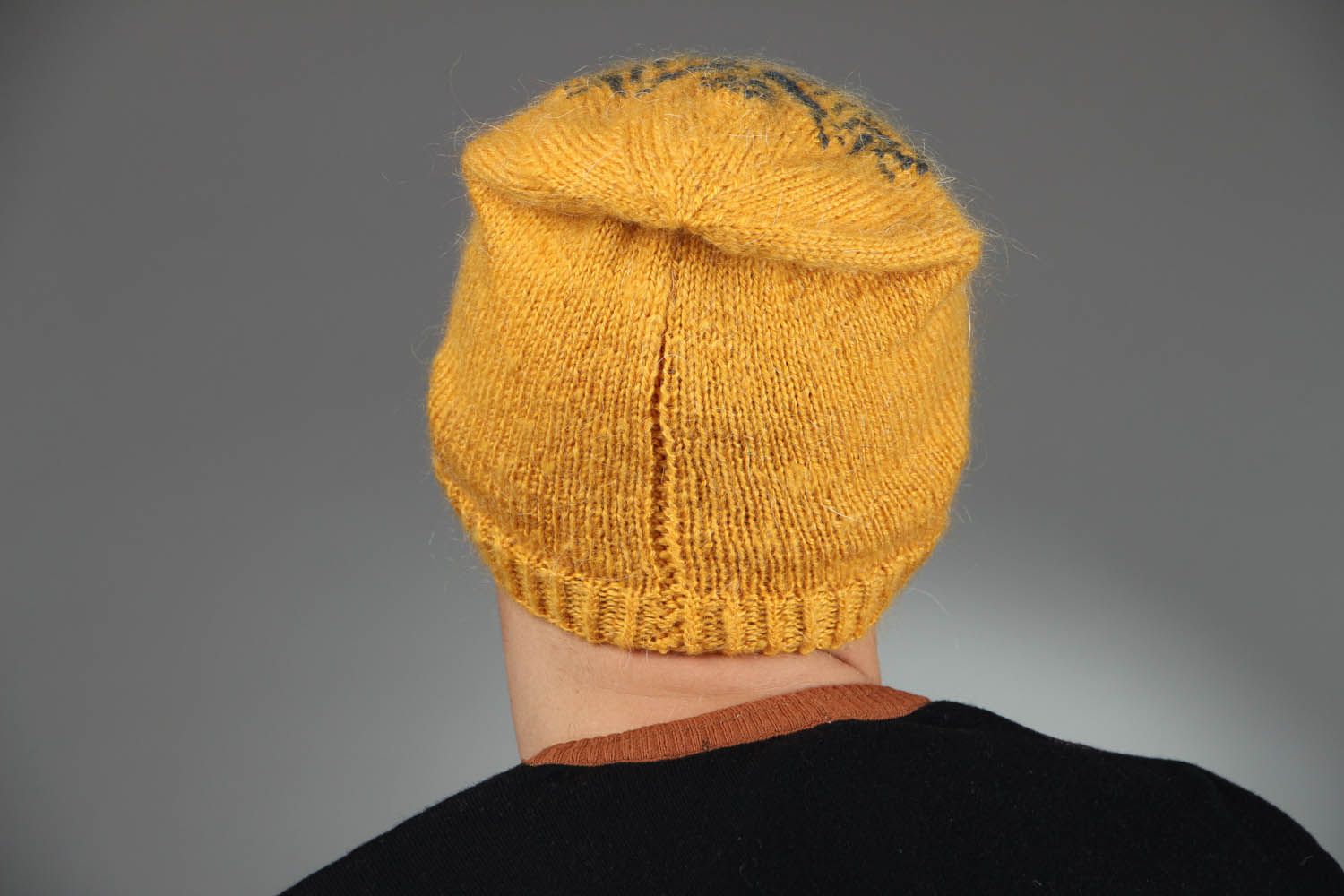 Желтая вязаная шапка  фото 3