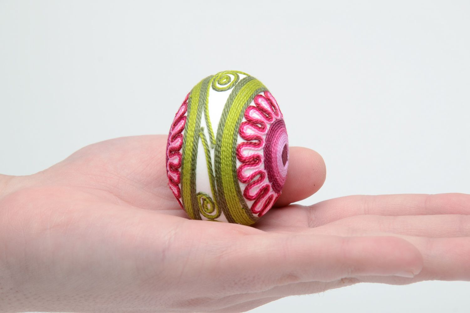 Пасхальное яйцо декоративное оплетенное шелковыми нитками фото 5