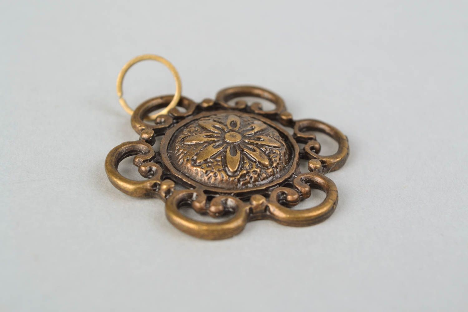 Petit pendentif en métal rond de couleur cuivrée avec fleur unisexe  photo 4