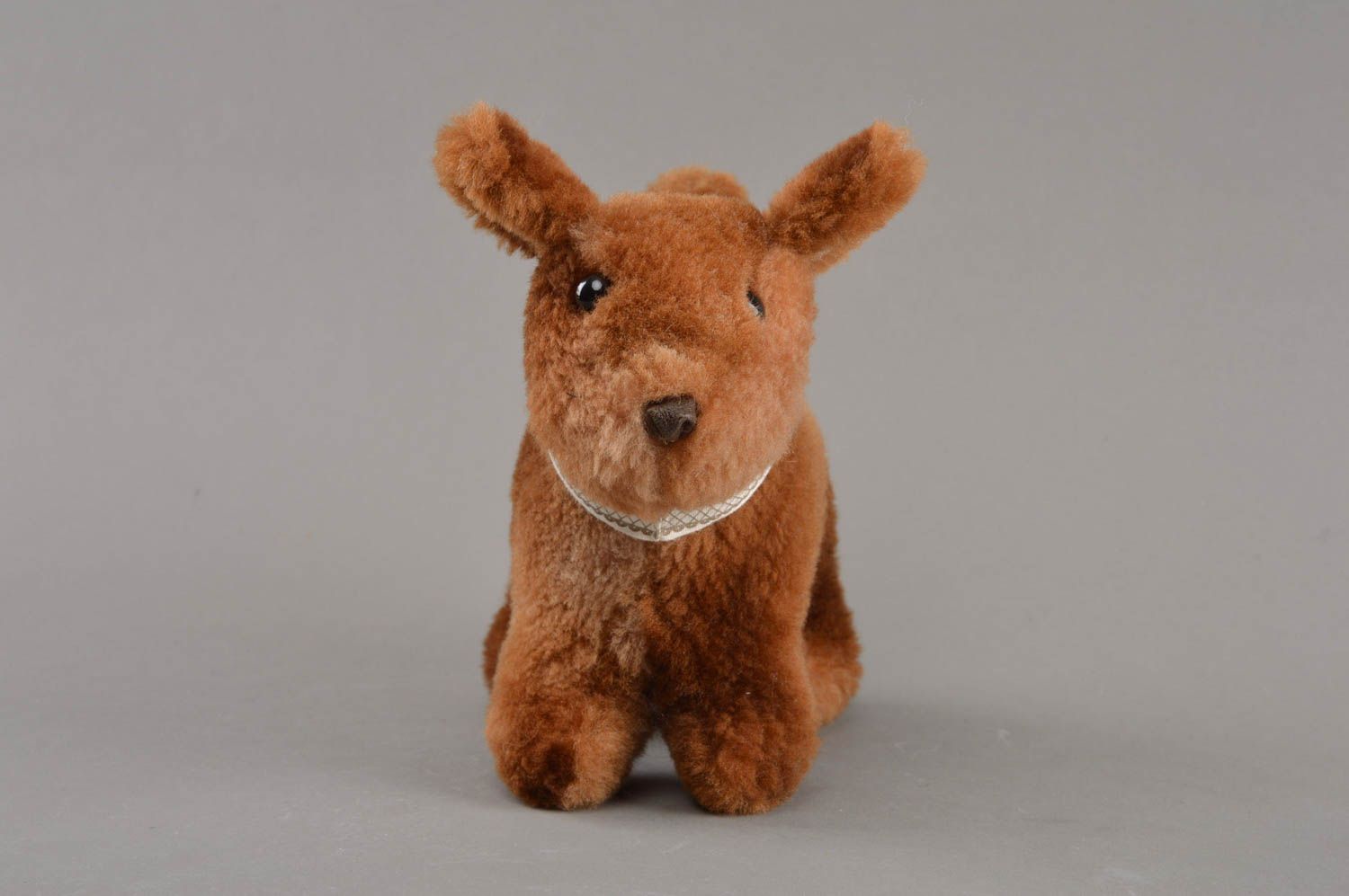 Petite peluche chien en peau de mouton naturelle faite main brune pour enfant  photo 3