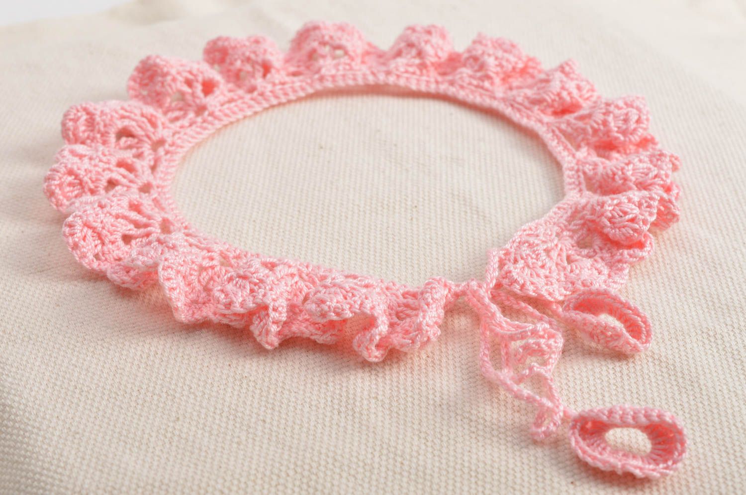 Розовый красивый ажурный воротник для детского платья вязаный крючком  фото 1