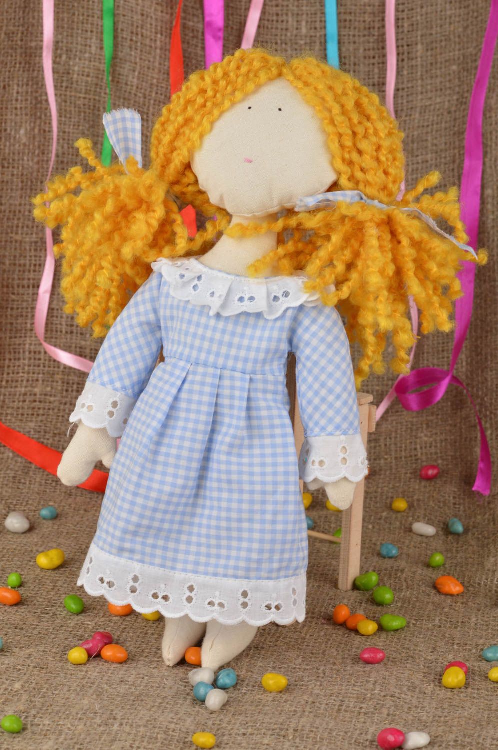 Lustige schöne künstlerische Puppe aus Stoff im Kleid für Dekor Handarbeit foto 1