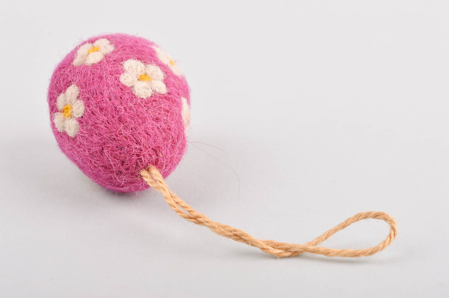 Валяная игрушка ручной работы декор на стену игрушка из шерсти Розовое яйцо фото 3