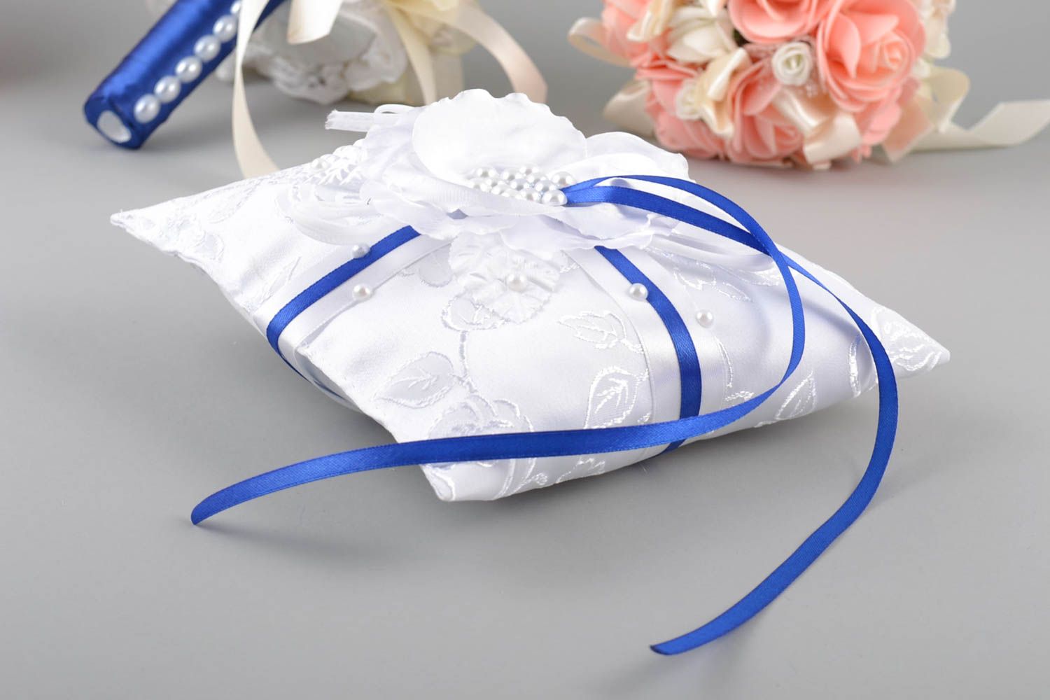 Свадебная подушечка для колец ручной работы из ткани красивая синяя с белым фото 1